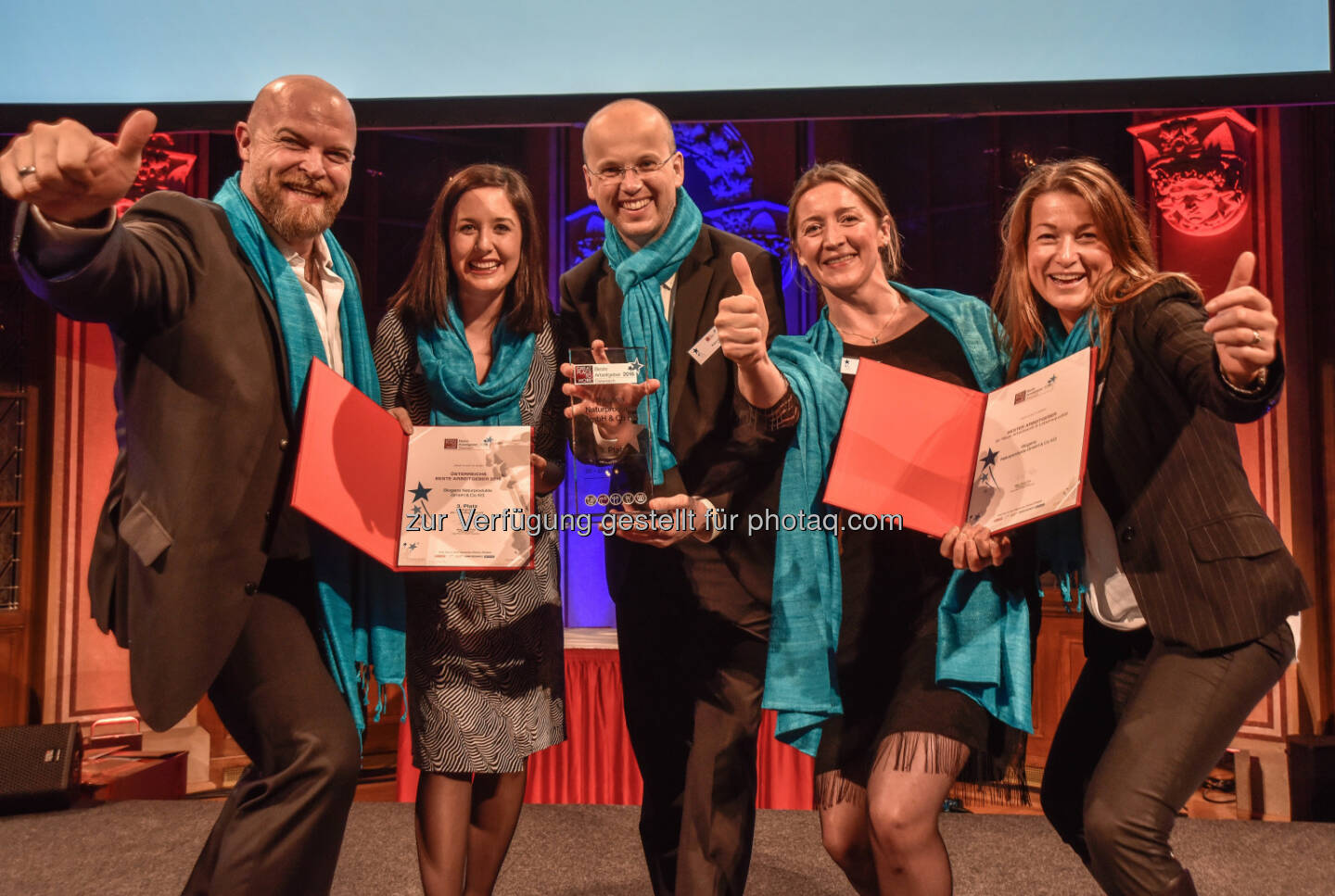 Albert Schmidbauer (Eigentümer), Julia Ganglbauer (Leiterin CSR, Qualität und Umwelt), Roman Huber (Geschäftsführer), Alexandra Herlbauer (Geschäftsführerin), Ulrike Göllner (Geschäftsführerin) : Biogena ist aufs Neue ein Great Place to Work : Fotocredit : Biogena/Weingartner