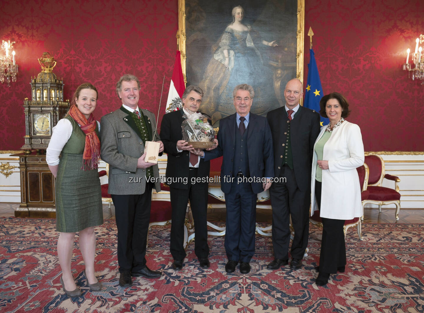 Karoline Trinks (Land&ForstBetriebe Österreich), Paul Lang (Vizepräsident des Waldverbandes Österreich), Herbert Jöbstl (Vorsitzender der Sägeindustrie), Heinz Fischer (Bundespräsident), Felix Montecuccoli (Präsident der Land&ForstBetriebe), Hermine Hackl (Generalsekretärin des Kooperationsabkommens Forst Holz Papier) : Abordnung der österreichischen Forst- und Holzwirtschaft zum Tag des Waldes bei Bundespräsident Fischer : Eiche ist Baum des Jahres 2016 : Fotocredit: Carina Karlovits/HBF