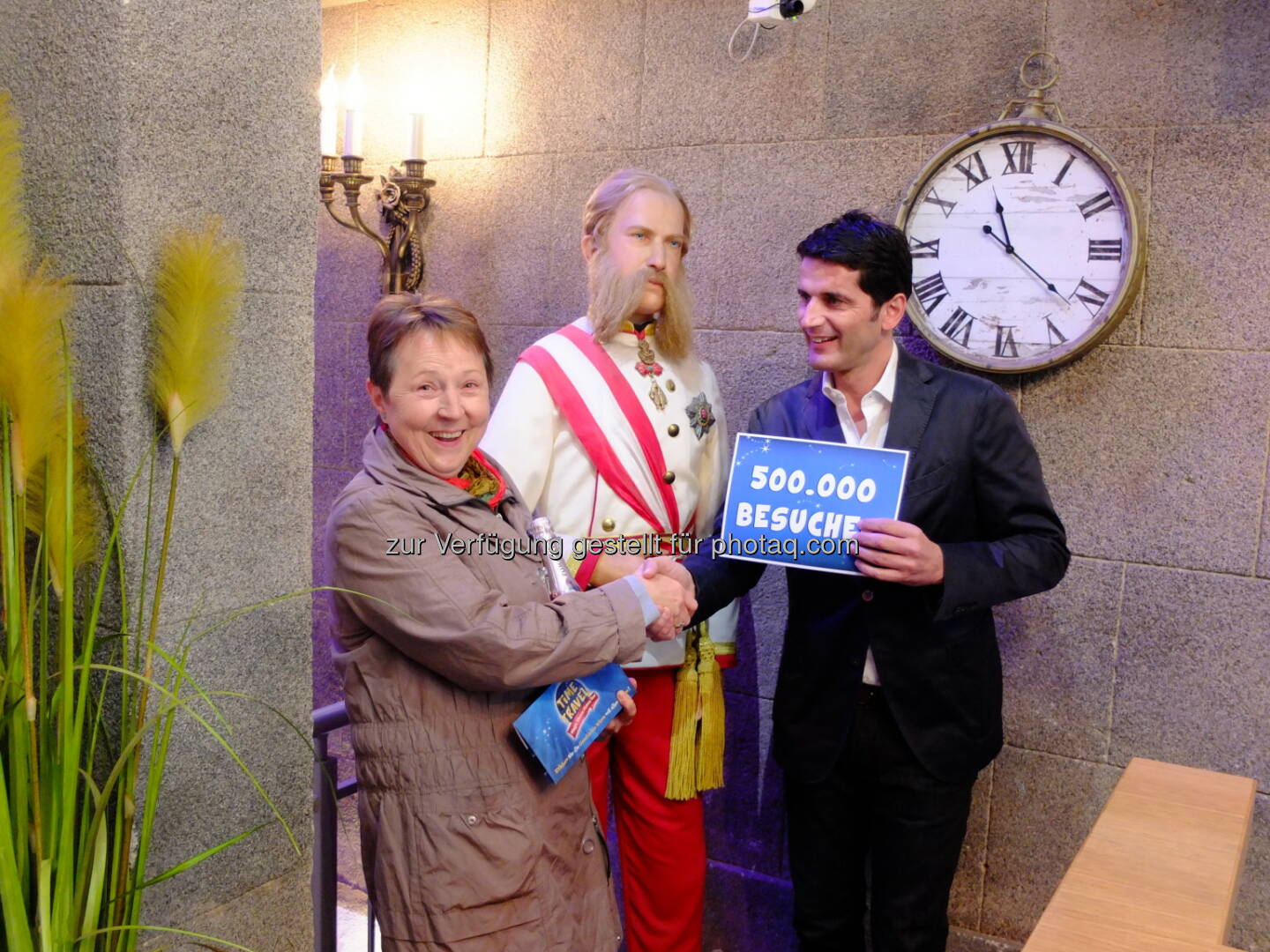 Gabriele Freiberger (Jubiläumsgast), Paul Rankine (Time Travel Initiator) : Time Travel Vienna begrüßt den 500.000sten Besucher : Fotocredit: Time Travel in Vienna Betriebs GmbH/APA-Fotoservice/Mayer