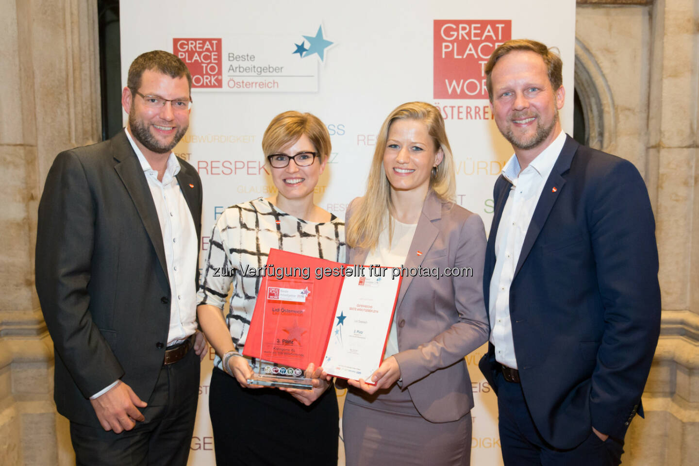 Christian Putz (Leiter Personal), Maike Becker, Anna Birgmann, Christian Schug (Vorsitzender der Geschäftsleitung) :  Freude über die Auszeichnung von „Great Place to Work“ : Lidl Österreich ist einer der besten Arbeitgeber Österreichs : Fotocredit: ©Lidl Österreich