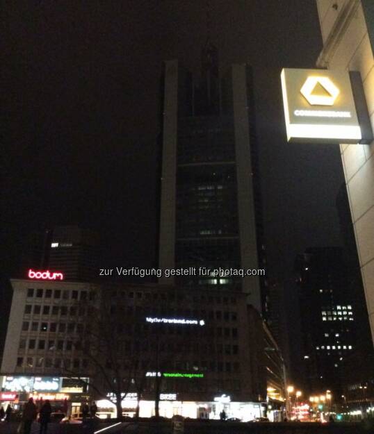 Commerzbank Licht aus für den Klimaschutz: Die Commerzbank beteiligt sich in Frankfurt und Berlin an der Earth Hour. Eine Stunde lang verdunkeln wir Gebäude, um ein Zeichen für den Schutz unserer Erde zu setzen.  Source: http://facebook.com/commerzbank (19.03.2016) 