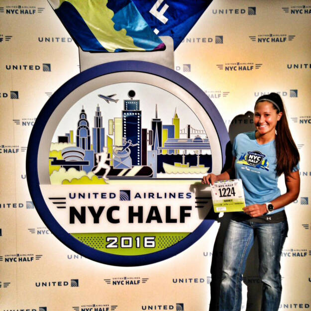 mit ihrer Startnummer für den NYC Halbmarathon (19.03.2016) 