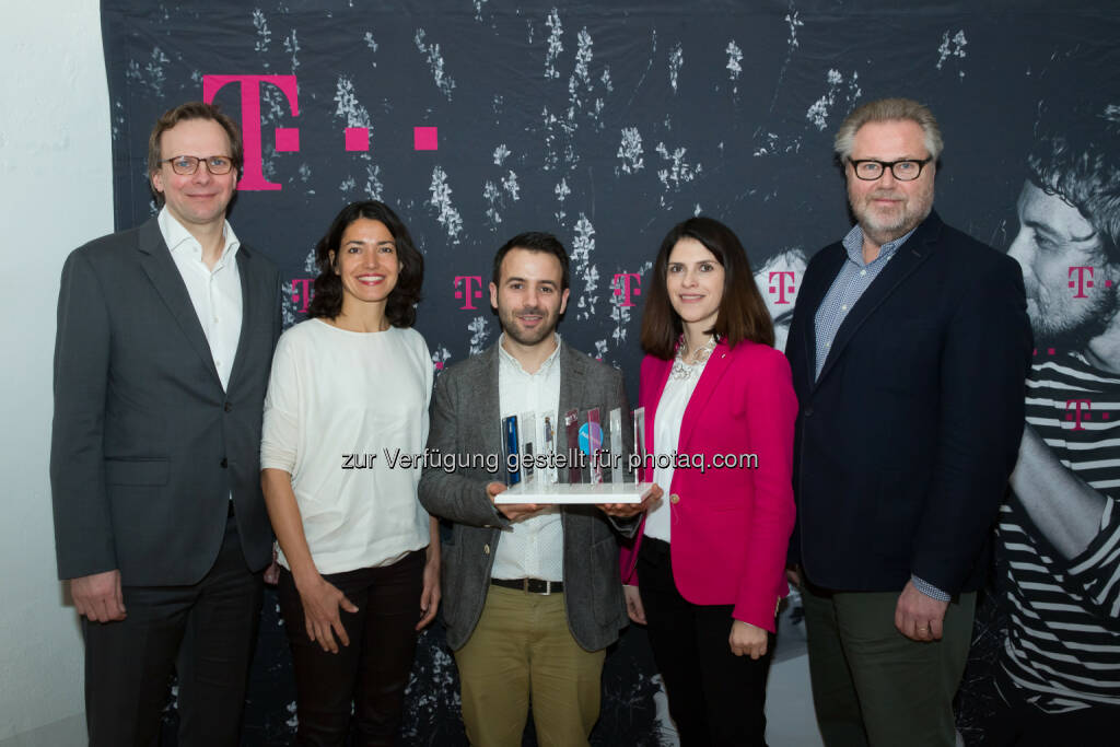 Andreas Bierwirth (CEO T-Mobile), Monique Lempers (Commercial Director Fairphone), Miquel Ballester (Co-Founder Fairphone), Maria Zesch (CCO T-Mobile), Helmut Spudich (Unternehmenssprecher T-Mobile) : T-Mobile bringt das Fairphone nach Österreich : Fotocredit: T-Mobile/König, © Aussender (21.03.2016)