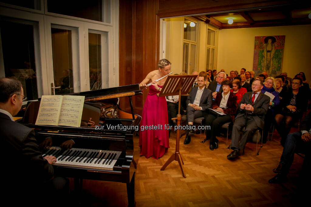 IVA-Benefizkonzert: Rechtsanwalt Friedrich Jergitsch (Klavier) und WU-Professorin Anne d’Arcy (Flöte) begeisterten in der „Klimt-Villa“ © IVA, © Aussender (21.03.2016) 