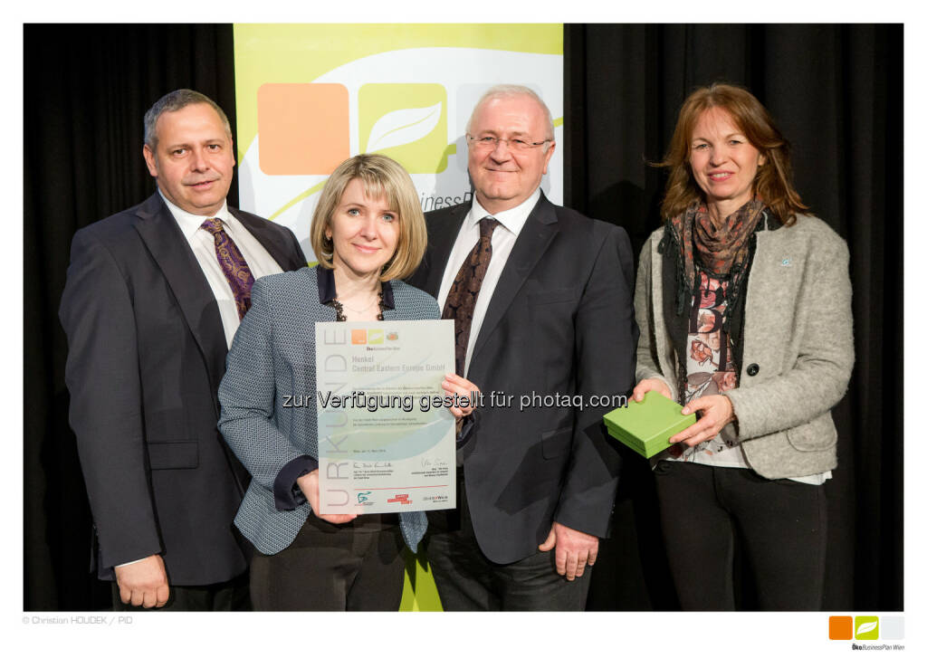 Thomas Fuhrmann (SHEQ-Manager Henkel CEE), Olga Pogodina (R&D Laundry & Home Care Henkel CEE), Alfred Smyrek (Werksleiter Wien bei Henkel CEE), Büchl-Krammerstätter (Leiterin der Wiener Umweltschutzabteilung MA 22) : Henkel ist wieder ÖkoBusinessPlan-Betrieb : Wiener Werk zum bereits 13. Mal ausgezeichnet : Fotocredit: Christian Houdek, © Aussendung (23.03.2016) 