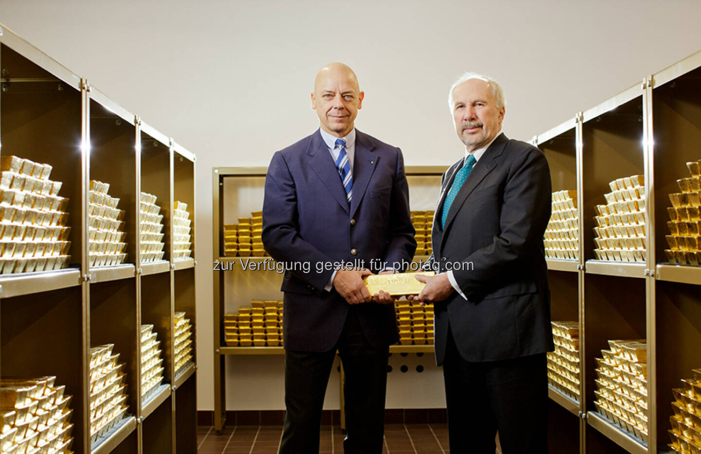 Direktor Kurt Pribil und Gouverneur Ewald Nowotny, Goldbarren, Tresor  (Bild: OeNB/Niesner)