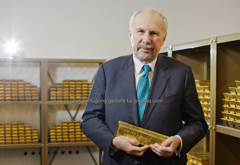 Gouverneur Ewald Nowotny, Goldbarren, Tresor  (Bild: OeNB/Niesner) (24.03.2016) 