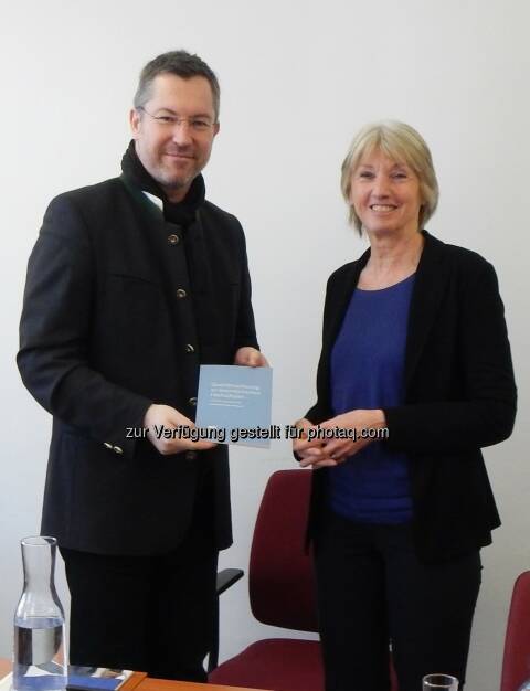 Elmar Pichl (Sektionschef BMWFW), Anke Hanft (Präsidentin AQ Austria) : Österreichische Hochschulen setzen auf Qualitätskultur : Die AQ Austria stellt die erste Bestandsaufnahme zur Qualitätssicherung an öffentlichen Universitäten, Privatuniversitäten und Fachhochschulen vor : Fotocredit: AQ Austria, © Aussender (24.03.2016)