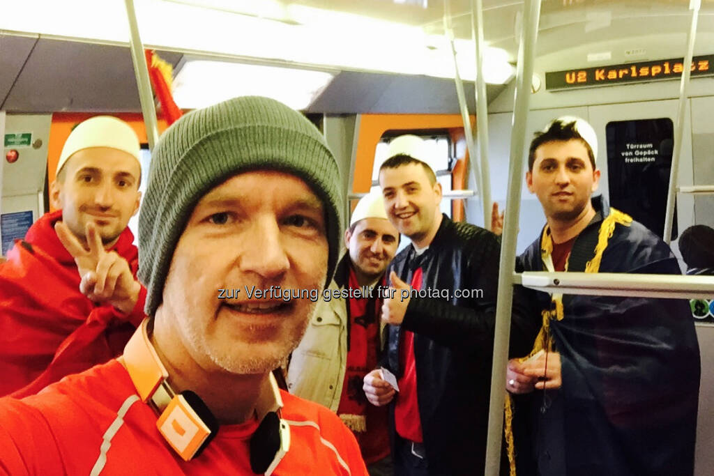 Mit Albanien Fans in der U Bahn (26.03.2016) 