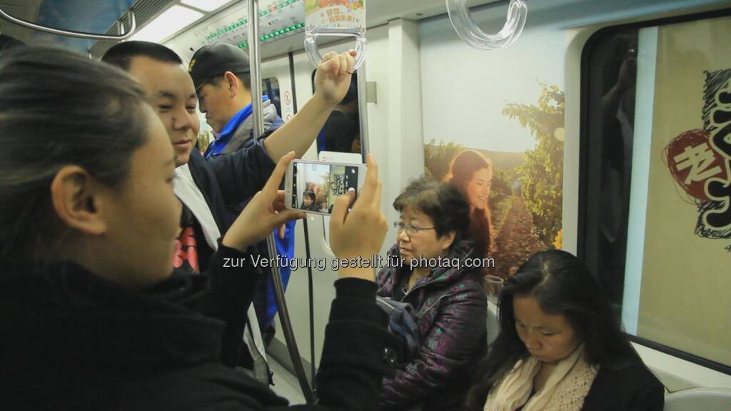 Passagiere in der Österreich-gebrandeten U-Bahn in Peking : Österreich-Rundreise mit der U-Bahn : Von 29. März bis 28. April 2016 werden in Peking zwei U-Bahn-Züge der Linie 10 - an der gesamten Innenseite mit österreichischen Motiven beklebt - unterwegs sein : Fotocredit: Österreich Werbung, © Aussender (30.03.2016) 