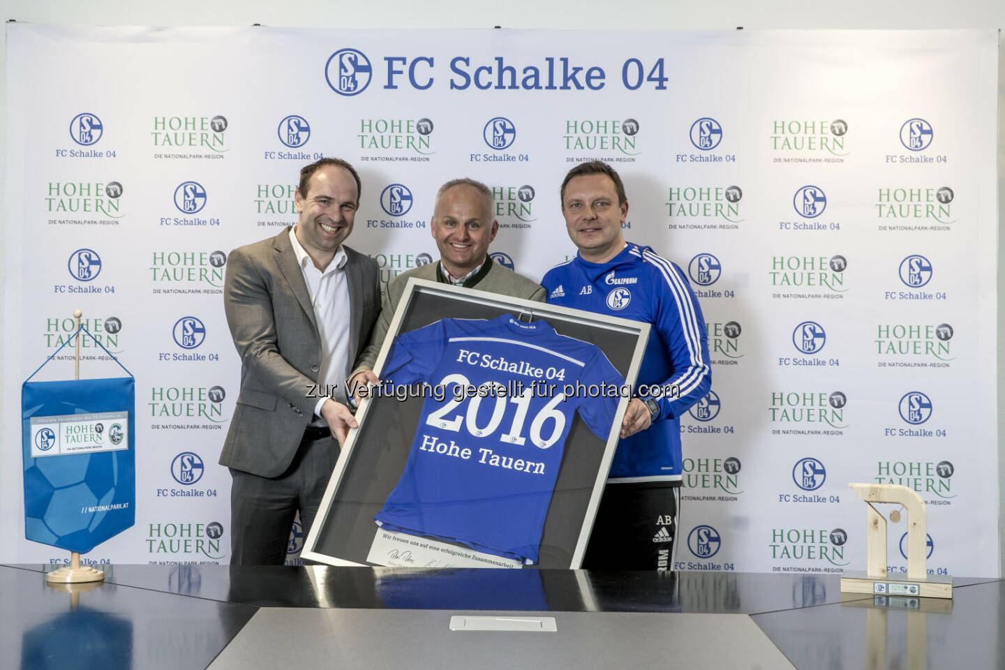 Alexander Jobst (Vorstand, FC Schalke 04), Christian Wörister (GF Ferienregion Nationalpark Hohe Tauern GmbH), André Breitenreiter (Trainer, FC Schalke 04) : Ferienregion Nationalpark Hohe Tauern wird Partner des FC Schalke 04 : Fotocredit: FC  Schalke 04/Rabas