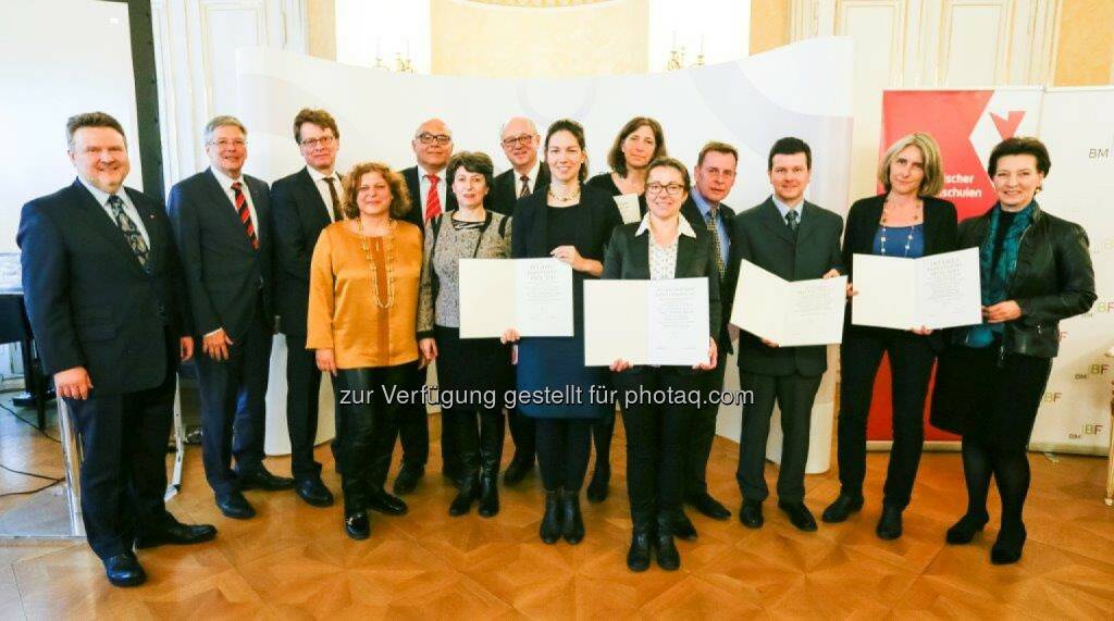 Michael Ludwig (Verband Österreichischer Volkshochschulen), Peter Kaiser (LH Ktn.), Gerhard Bisovsky (Verband Österreichischer Volkshochschulen), Beate Gfrerer (Jury, VHS Kärnten), Günter Kotrba (Jury, VHS Salzburg), Gertraud Diendorfer (Jury, Demokratiezentrum), Hans Angerer (Jury, VHS Krems), Klaudija Sabo, Ulrike Zimmermann, Melanie Steindl, Heinz Pichler, Martin Klemenjak, Annette Sprung, Gabriele Heinisch-Hosek (BM/Bildung und Frauen) : Ludo-Hartmann- und Barbara-Prammer-Preisträgerinnen und Preisträger : Fotocredit: BKA/Andy Wenzel, © Aussendung (30.03.2016) 