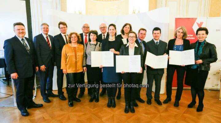 Michael Ludwig (Verband Österreichischer Volkshochschulen), Peter Kaiser (LH Ktn.), Gerhard Bisovsky (Verband Österreichischer Volkshochschulen), Beate Gfrerer (Jury, VHS Kärnten), Günter Kotrba (Jury, VHS Salzburg), Gertraud Diendorfer (Jury, Demokratiezentrum), Hans Angerer (Jury, VHS Krems), Klaudija Sabo, Ulrike Zimmermann, Melanie Steindl, Heinz Pichler, Martin Klemenjak, Annette Sprung, Gabriele Heinisch-Hosek (BM/Bildung und Frauen) : Ludo-Hartmann- und Barbara-Prammer-Preisträgerinnen und Preisträger : Fotocredit: BKA/Andy Wenzel