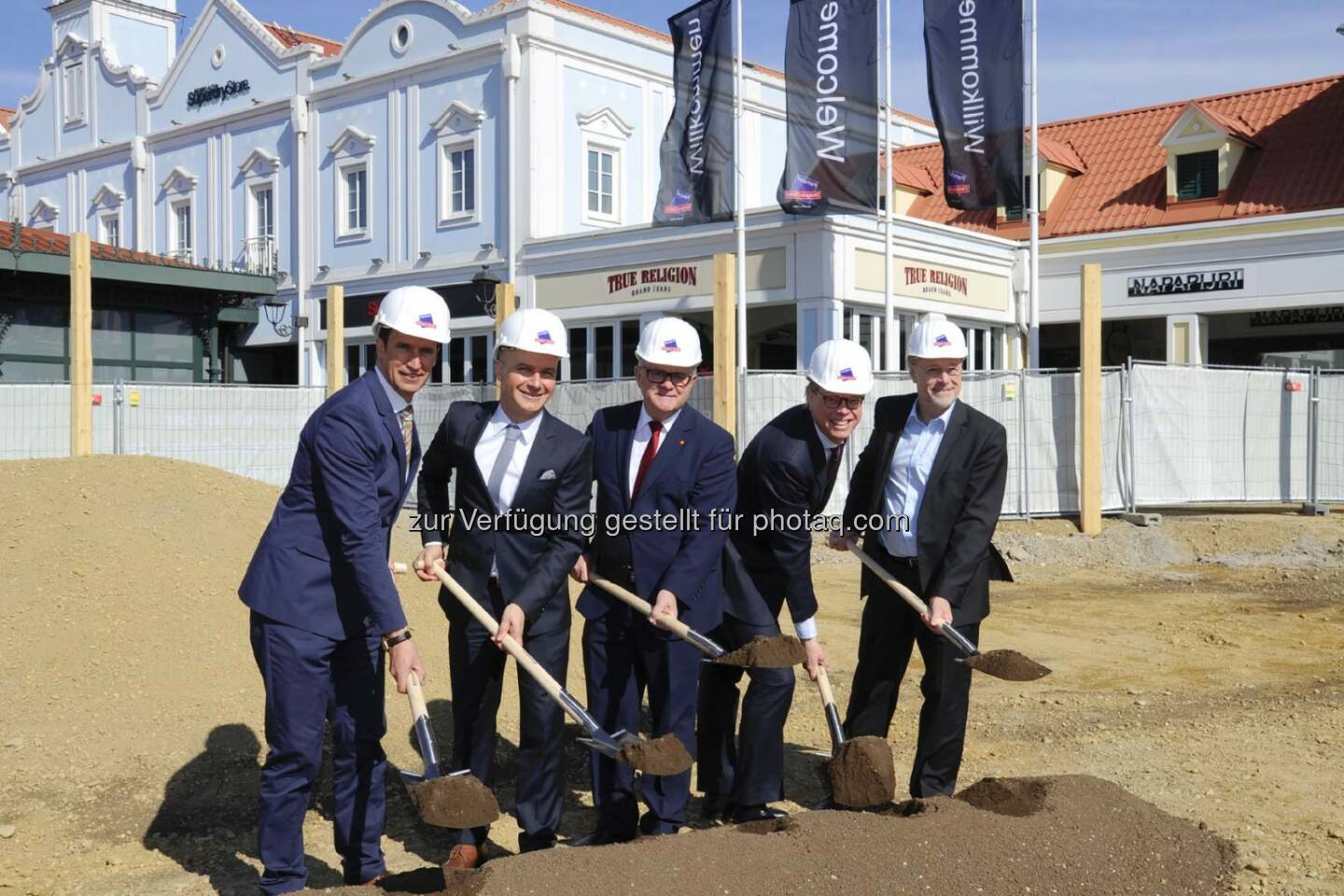 Martin Huber (Bezirkshauptmann), Mario Schwann (Center Manager), Hans Niessl (LH), Pieter Van Voorst Vader (Director McArthurGlen Development), Wolfgang Kovacs (Parndorf Bürgermeister) : Ausbau im McArthurGlen Designer Outlet Parndorf : 50 Millionen Euro Erweiterung in Österreichs bekanntestem Designer Outlet : Fotocredit: McArthurGlen/Starz