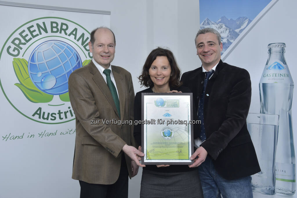 Norbert Lux (COO der Green Brands Organisation), Jutta Mittermair und Michael Fischer (Gasteiner) : Gasteiner erneut als Green Brand Austria ausgezeichnet : Fotocredit: Gasteiner/Fischbacher, © Aussendung (31.03.2016) 