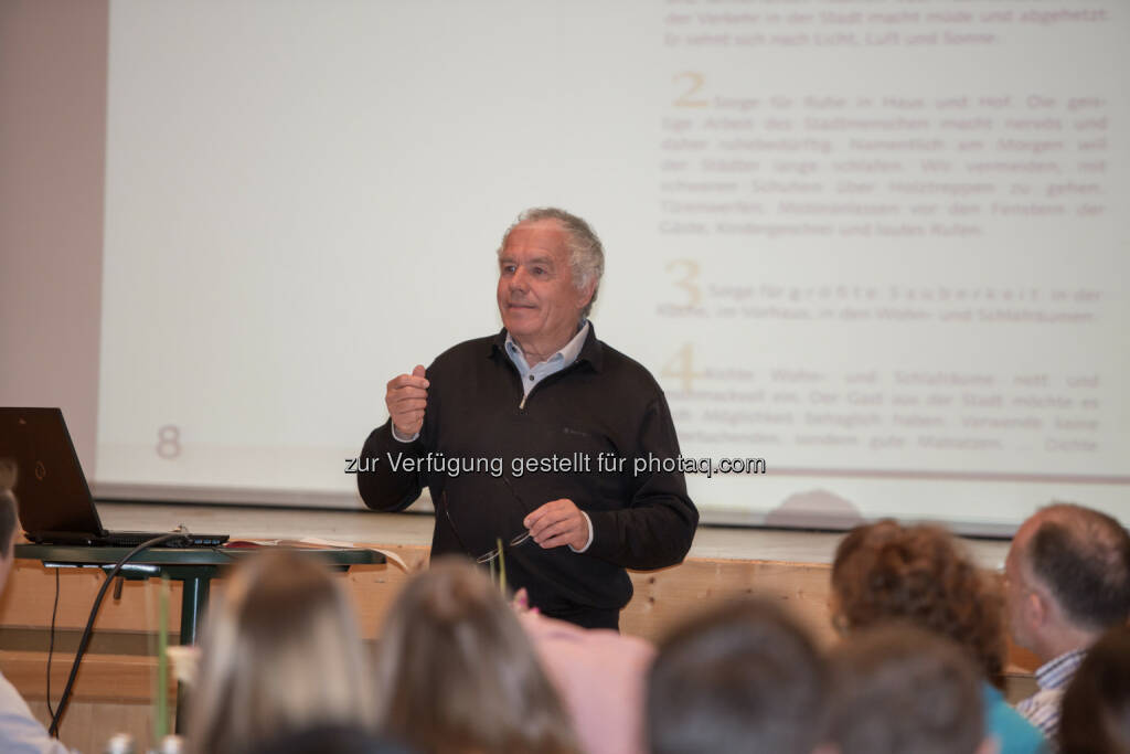 Manfred Kohl (Tourismusexperte) : Arbeitstreffen der Vermieterakademie Tirol : Besser wach am Gast als Computermarathon : Die digitale Perfektion darf die Aufmerksamkeit für den Gast nicht einschränken : Fotocredit: Andreas Kirschner, Serfaus-Fiss-Ladis, © Aussender (01.04.2016) 