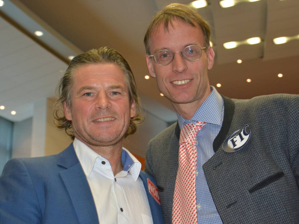 Frenkie Schinkels gratulierte Rolf Majcen zur erfolgreichen Treppenlauf-Saison 2015 (01.04.2016) 