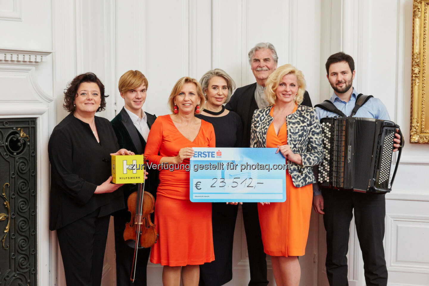 Sabine Geringer (Wr. Hilfswerk-GF), Yury Revich (Violine), Karin Praniess-Kastner (Wr. Hilfswerk-Präs.), Brigitte Karner (Charakterdarstellerin), Peter Simonischek (Kammerschauspieler), Barbara Feldmann (AIK-Vors.), Nikola Djoric (Akkordeon) : Annemarie-Imhof-Komitee lud bereits zum 31. Mal zum großen Benefizabend ins Haus der Industrie. Erlös geht an Spielothek des Wiener Hilfswerks : Fotocredit: Wiener Hilfswerk/Nuderscher