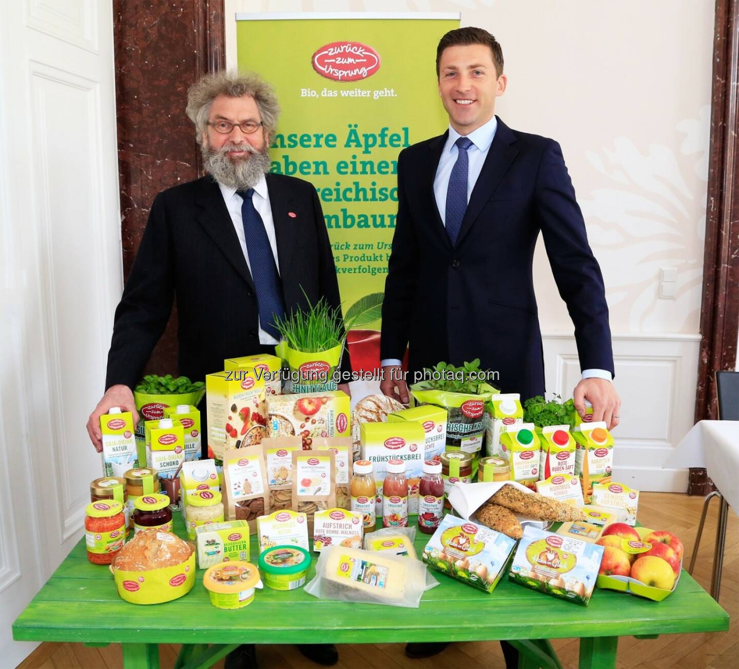 Werner Lampert (Bio-Pionier), Günther Helm (Hofer Generaldirektor) : 10 Jahre österreichische Bio-Marke
„Zurück zum Ursprung“ : Fotocredit: APA/Juhasz
