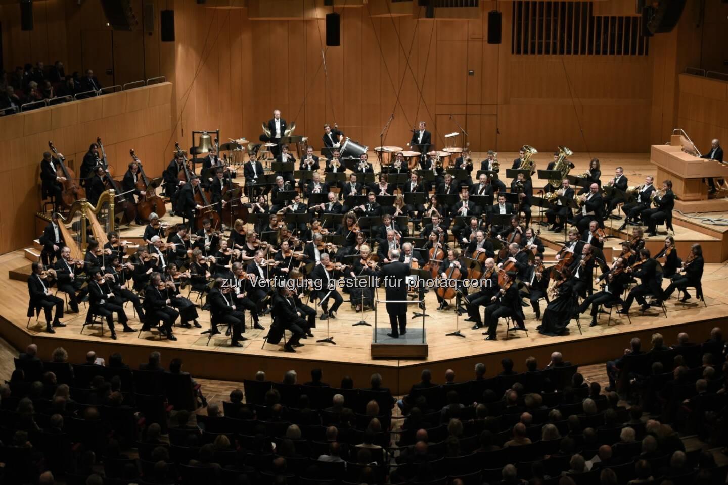 Münchner Philharmoniker mit ihrem Chefdirigenten Valery Gergiev : BMW verlängert die Kooperation mit „Spielfeld Klassik“ : Clubkonzert unter BMW-Titel ab Saison 2016/17 : Fotocredit: © Andrea Huber