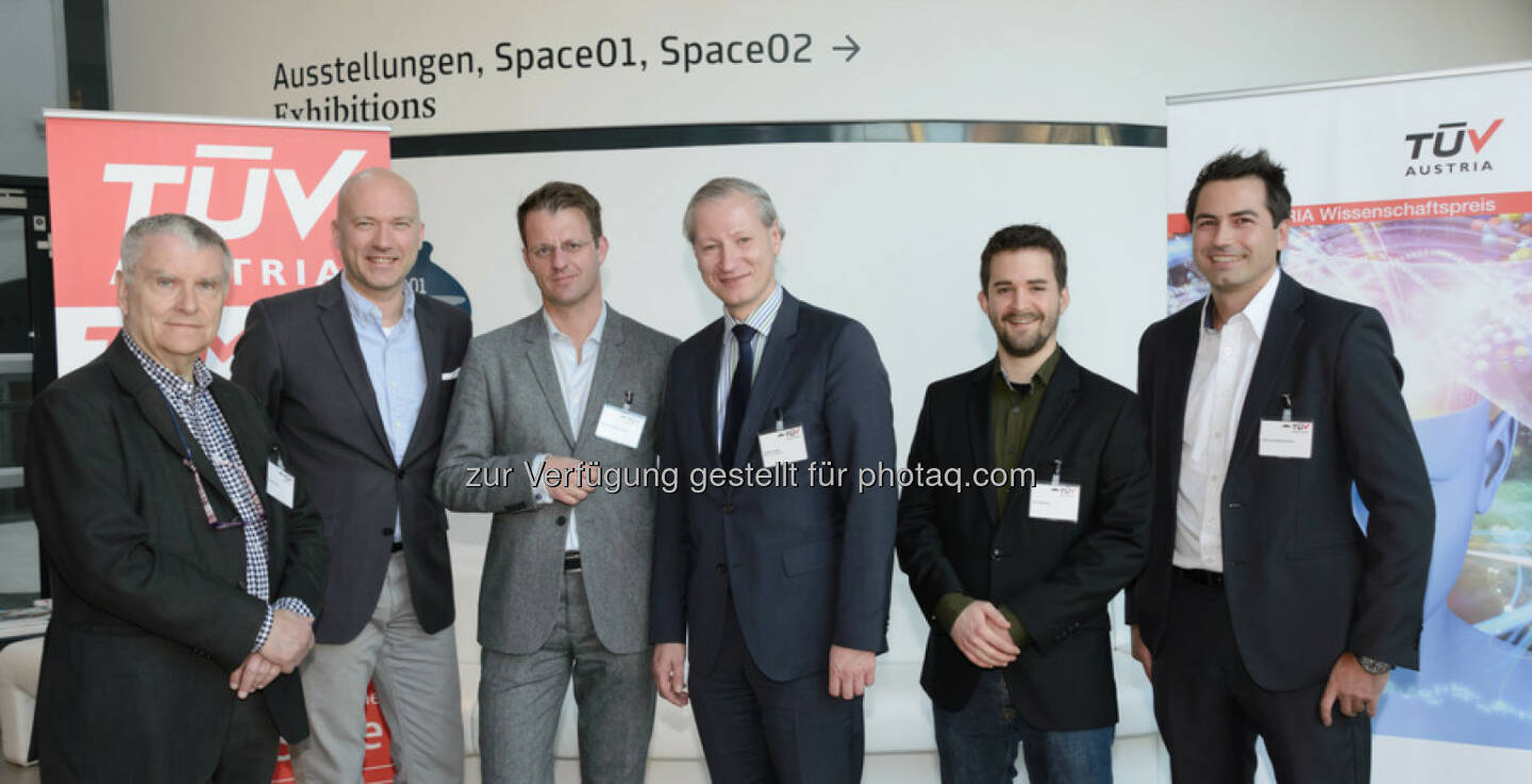 Anton Pelinka (Politologe), Franz Kühmayer (Zukunfsforscher), Michael Fleischhacker (Moderator), Stefan Haas (TÜV Austria CEO), Aron Molnar (Europäischer Cyber Security Sieger), Bernd Zwattendorfer (TÜV Austria Wissenschaftspreisträger) : Zwischen Sicherheit und Bequemlichkeit : TÜV Austria lud zu Expertendiskussion ins Kunsthaus Graz : Fotocredit: TÜV Austria/APA-Fotoservice/Jamnig