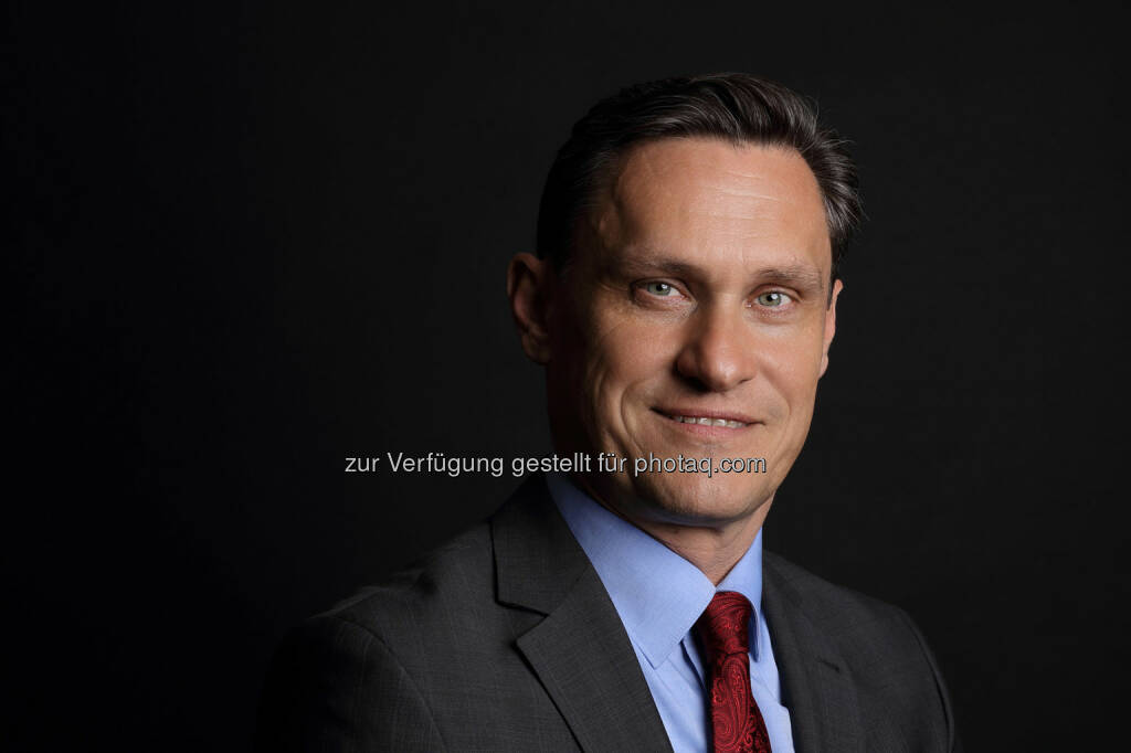 Eigentümer Walter Huemer übergibt Geschäftsführung der Huemer iT-Solution an Martin Katzer (C) Gerhard Svagera, © Aussender (06.04.2016) 