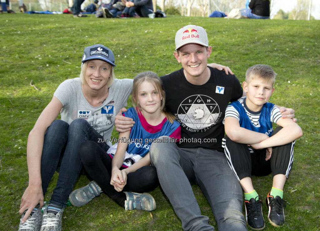 Daniela Iraschko-Stolz, Natalia Wajda, Thomas Morgenstern, Lukas Krichmayr : Die neuen Superadler sind gelandet : Unter dem Motto „Wie viel Superadler steckt in dir?“ fand das Finale des Volksbank Wien Superadler-Schulwettbewerbes im Sportcenter Donaucity statt : Fotocredit: Volksbank Wien AG/Materna, © Aussendung (06.04.2016) 