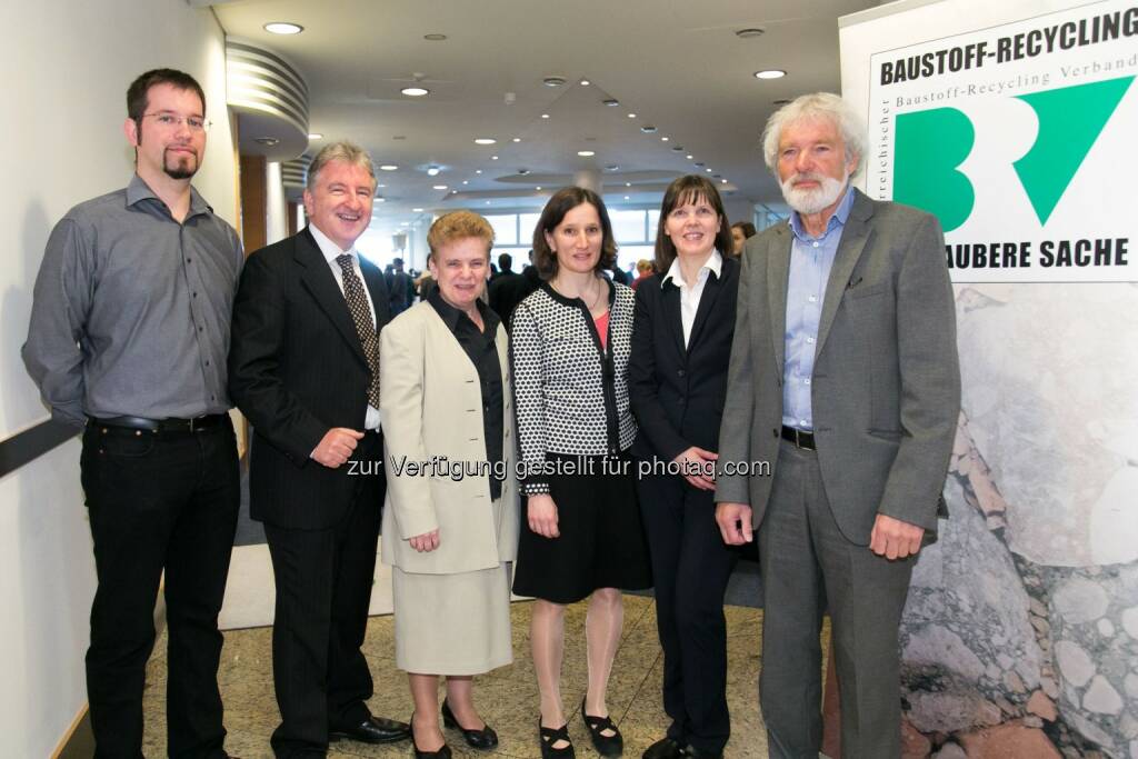 Thomas Kasper (Porr), Andreas Westermayer (Intergeo), Christine Hochholdinger (bmlfuw), Andrea Bärenthaler (WKÖ), Evelyn Wolfslehner (bmlfuw), Günter Gretzmacher (BRV) : 2016: Neue Verordnung ändert Abbruch und Verwertung am Bau : Fotocredit: Österreichischer Baustoff-Recycling Verband/APA-Fotoservice/Rastegar, © Aussender (06.04.2016) 