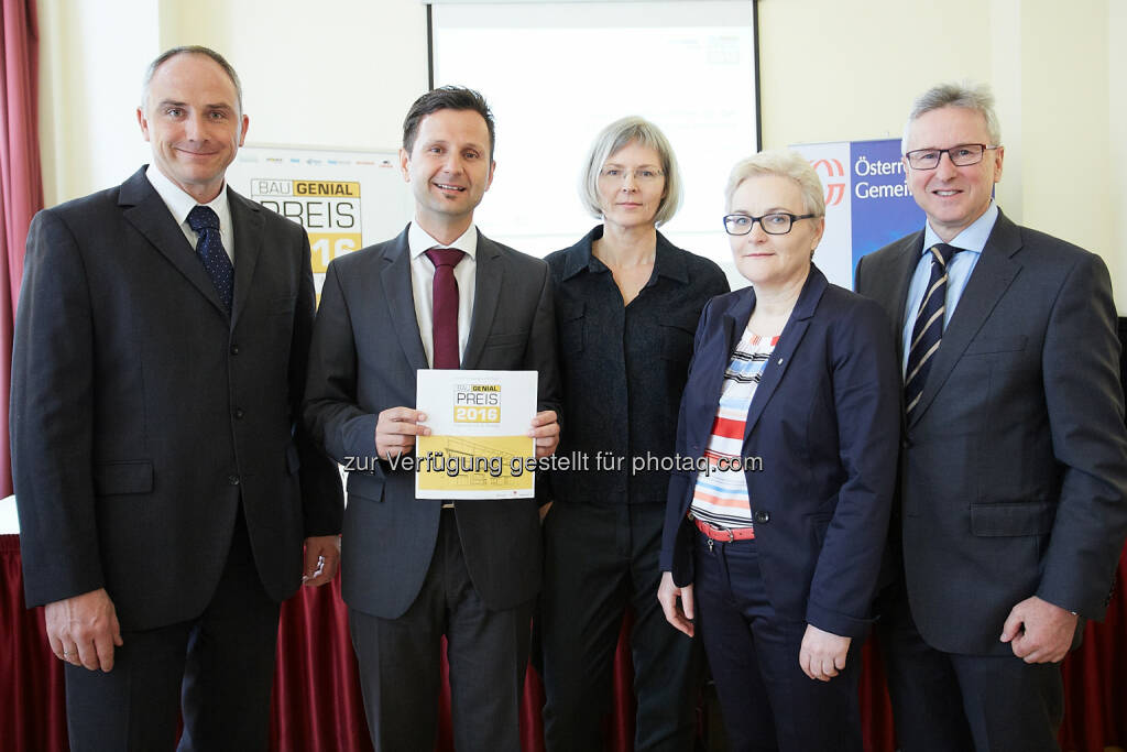 Stefan Vötter (Generalsekretär Bau.Genial), Andreas Bauer (Vize-Präsident Bau.Genial), Veronika Egger (Vorsitzende design for all, Verein zur Förderung barrierefreier Lebensräume), Monika Wild (Österreichisches Rotes Kreuz – Leitung Gesundheits- und Soziale Dienste), Walter Leiss (Österreichischer Gemeindebund) : 3. Architekturwettbewerb von Bau.Genial : 2016 stehen Gesundheit & Pflege im Mittelpunkt : Fotocredit: Bau.Genial/APA-Fotoservice/Preiss, © Aussender (07.04.2016) 