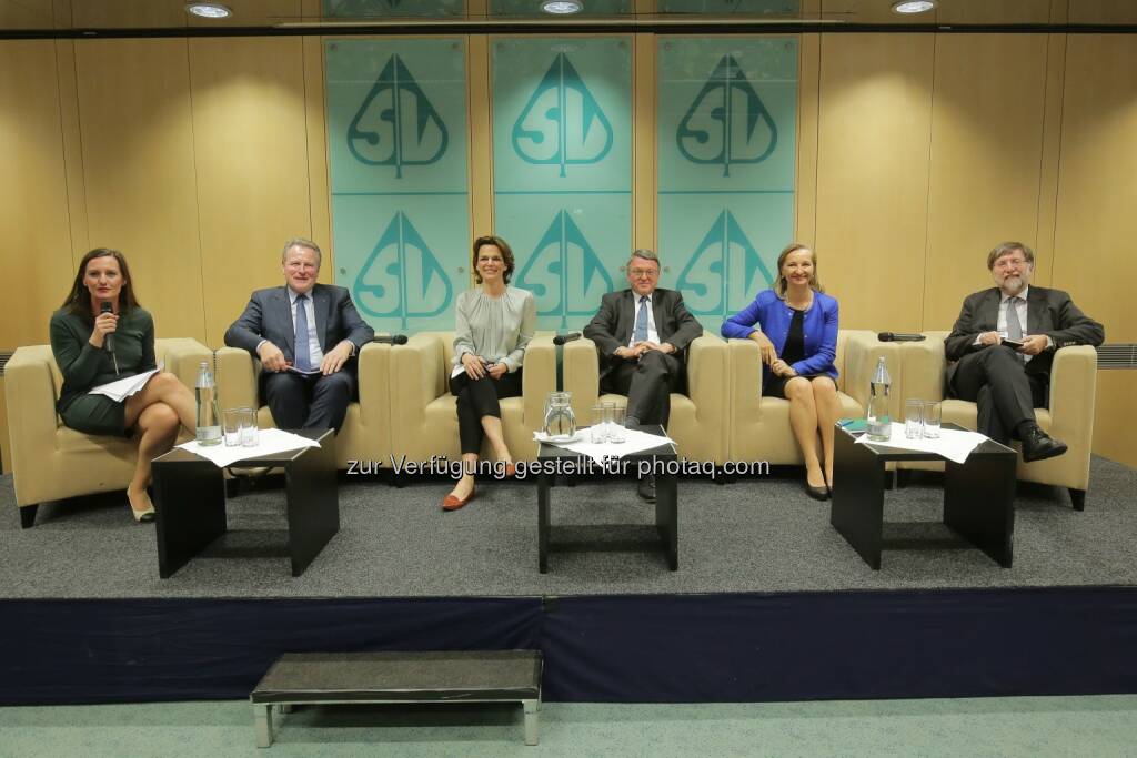 Karin Pollack (DerStandard, Moderation), Christian Müller-Uri (Vizepräsident Apothekerkammer), Pamela Rendi-Wagner (Sektionschefin Hauptverband), Karl Forstner (Vizepräsident Ärztekammer), Ulrike Rabmer-Koller (Vorsitzende Hauptverband), Franz Kolland (Soziologe): Hauptverbandsvorsitzende Rabmer-Koller will Prävention und Gesundheitskompetenz stärken : Diskussion über Prävention als „Chance und Dilemma“ : Fotocredit: Hauptverband der österr. SV-Träger/APA-Fotoservice/Hinterramskogler, © Aussender (07.04.2016) 