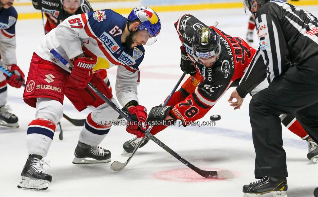 Konstantin Komarek (EC RBS), Trivino Corey (Znojmo) : Erste Bank Eishockey Liga bis 2019 live bei ServusTV : Über 40 Partien pro Saison live und exklusiv im Free TV : ServusTV ist und bleibt die Heimat für Eishockeyfans : Fotocredit: GEPA pictures/ Philipp Brem, © Aussendung (08.04.2016) 