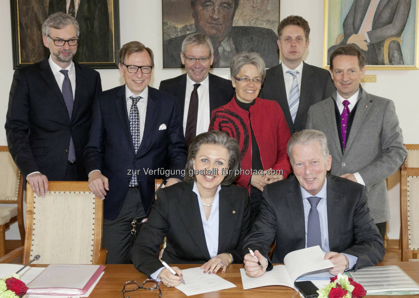 Michael Strugl (LR OOe), Christian Buchmann ( LR Stmk), Karlheinz Rüdisser (Landesstatthalter Vlbg), Patrizia Zoller-Frischauf (LR Tirol), Petra Bohuslav (LR NOe), Alexander Petschnig ( LR Bgld), Reinhold Mitterlehner (Wirtschaftsminister), Christian Benger (LR Ktn) : Bund und Länder unterschrieben „Tiroler Deklaration“ für weiteren Bürokratieabbau : Fotocredit: Land Tirol/Die Fotografen Charly Lair/Die Fotografen