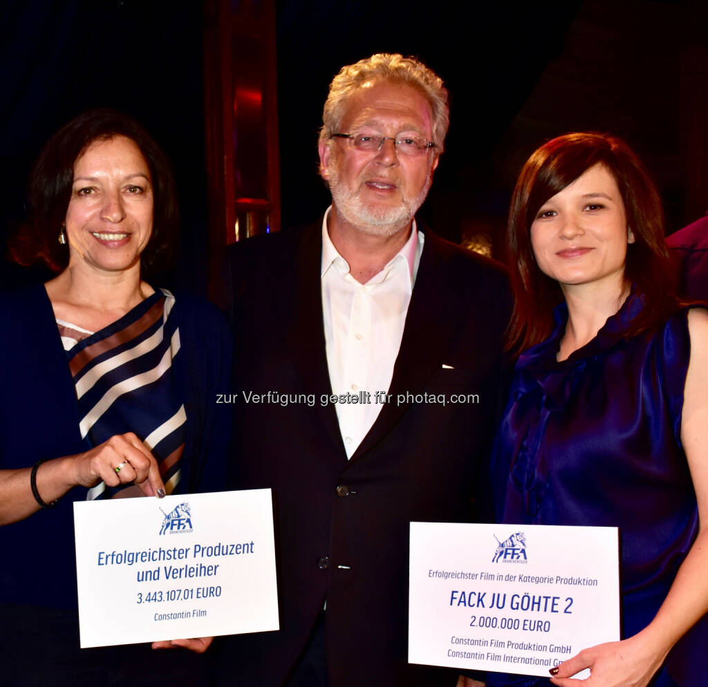 Veronika Chyla, Martin Moszkowicz (Vorstandsvorsitzender der Constantin Film AG), Lena Schömann : Doppelter Branchentiger : Constantin Film 2015 erfolgreichster Produzent und Verleiher deutscher Filme : Fotocredit: obs/Constantin Film/Stefan Krempl, © Aussendung (08.04.2016) 