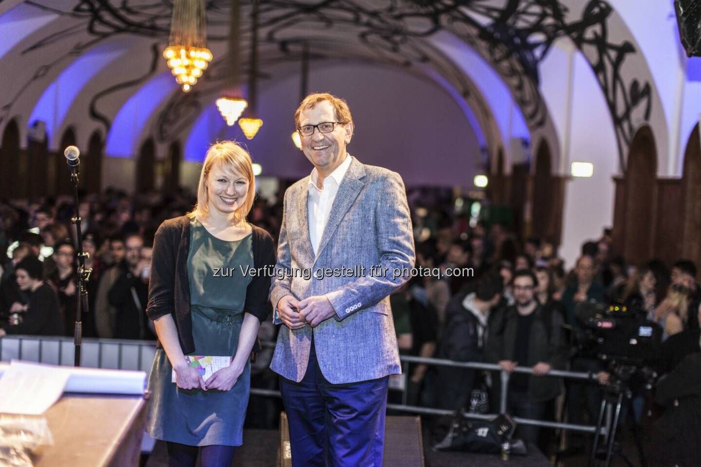 Katharina Seidler (Electric Spring-Kuratorin), Christian Strasser (MQ-Direktor) : Tausende BesucherInnen beim Musikfestival „Electric Spring“ im MuseumsQuartier Wien : Fotocredit: MuseumsQuartier Wien, Foto: saLeh roZati