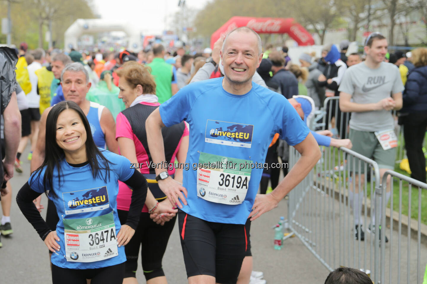 Minh-Hieu Giang, Achim Braun : Laufen für Europa beim Vienna City Marathon : Knapp 100 Läufer/innen investierten viel Schweiß und Muskelkraft um Europa voran zu bringen : Fotocredit: Vertretung der Europäischen Kommission/APA-Fotoservice/Hinterramskogler