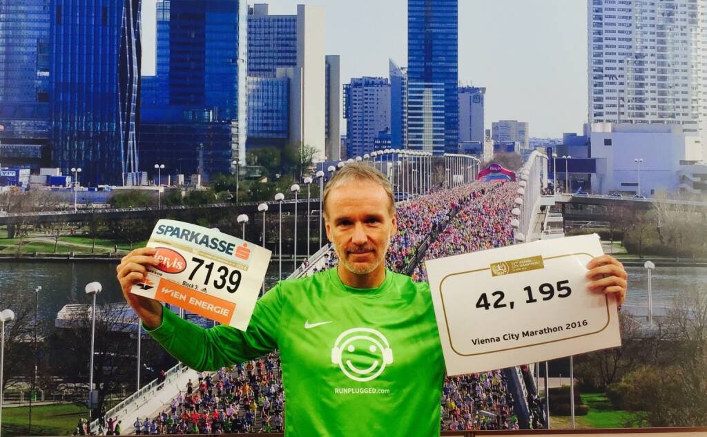 Christian Drastil, Startnummer 7139, das 42,195 Schild wollte ich vor dem Race nicht zeigen, hatte doch Respekt (10.04.2016) 