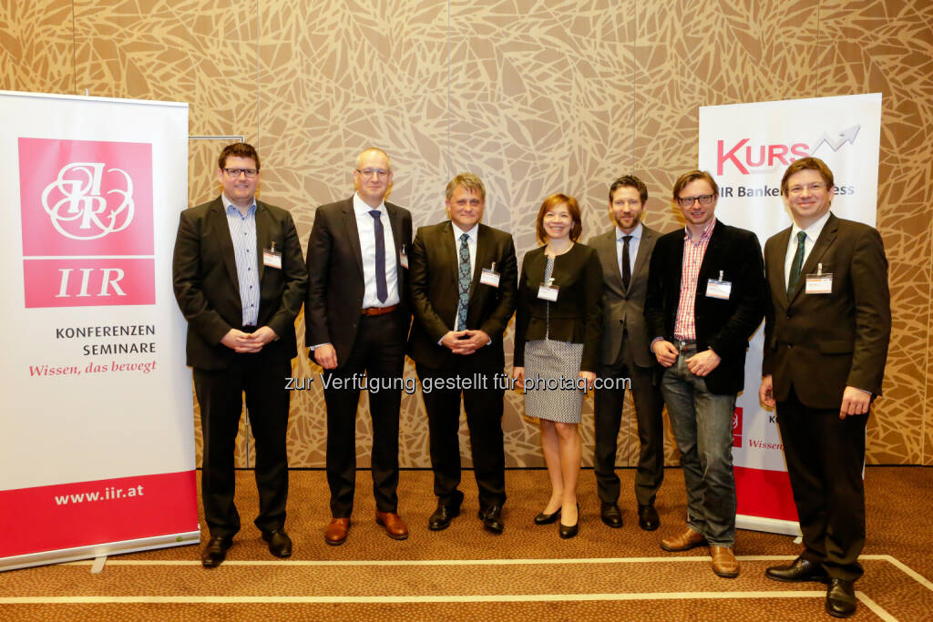 Thomas F. Dapp (Deutsche Bank Research), Dirk Lukaschik (T-Systems Austria), Florian Hagenauer (Oberbank AG), Jarka Kirschner (IIR GmbH), Thomas Schaufler (Erste Bank der österreichischen Sparkassen AG), Andreas Kern (wikifolio Financial Technologies GmbH), Martin Szelgrad (Report Verlag GmbH & Co KG, Moderator) : Der 11. IIR Bankenkongress „Kurs“ im Zeichen des digitalen Wandels : Im gemeinsamen Eröffnungsplenum trafen hochkarätige Vertreter aus der Finanzbranche zum Thema Zusammenarbeit Bank – Mensch – IT aufeinander : Fotocredit: IIR GmbH/Bartl, © Aussender (11.04.2016) 