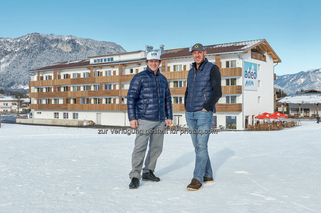 Rainer Schönfelder, Hermann Maier : Bramac als exklusiver Dachpartner der adeo Alpin Hotels : Fotocredit: adeo Alpin, © Aussendung (11.04.2016) 
