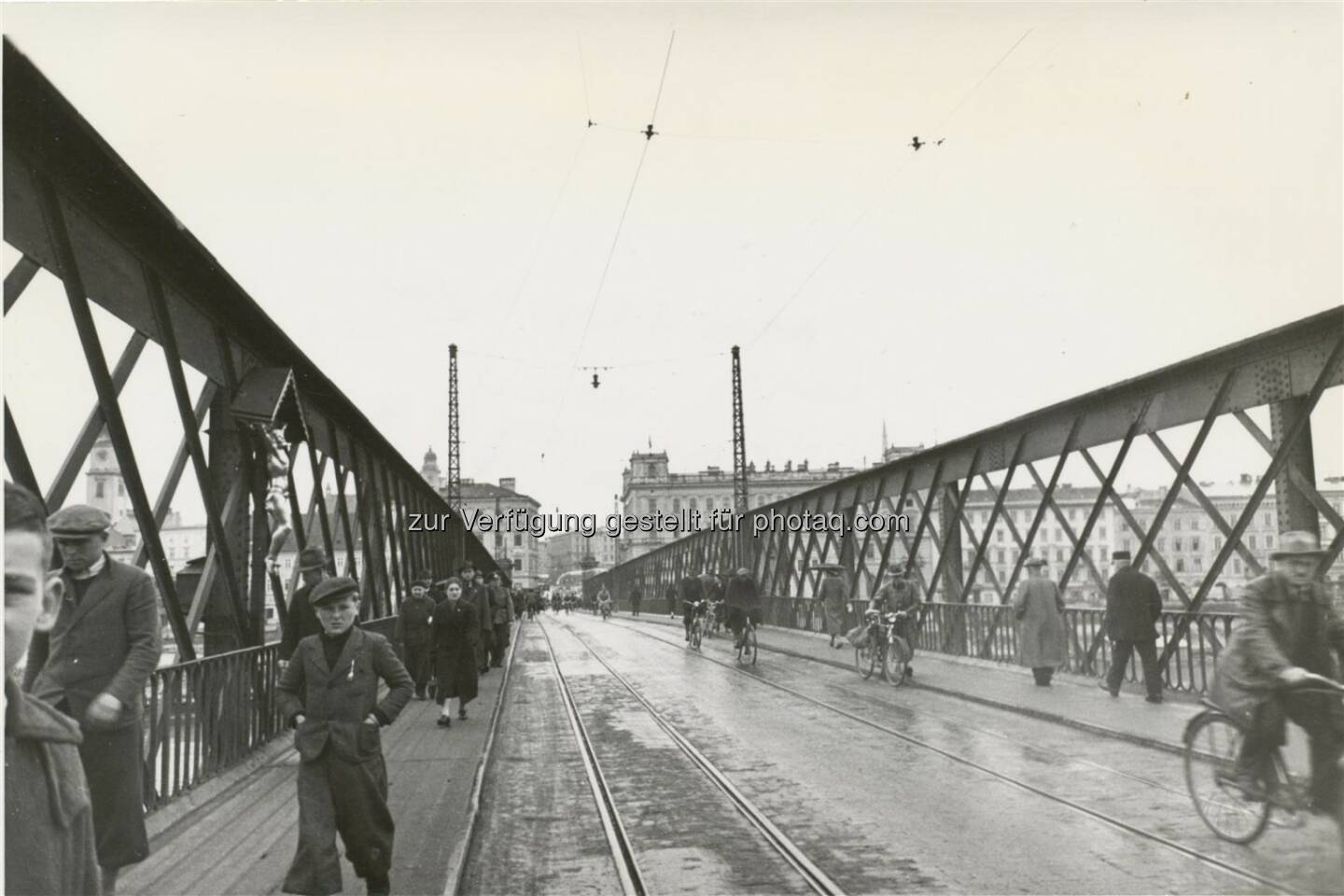 Linz, Eisenbrücke, um 1934 : Nordico : Ausstellung „Klick! Linzer Fotografie der Zwischenkriegszeit. Von Berufsfotografen, Amateuren und Knipsern“  (15.4.–11.9.2016) : Fotocredit: Nordico Stadtmuseum Linz