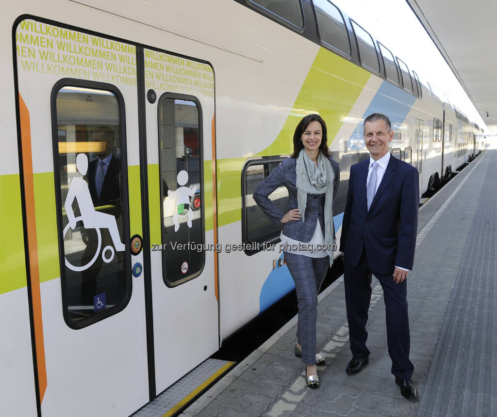 Sophie Karmasin (Familienministerin), Erich Forster (GF WESTbahn Management GmbH) : Bahnzeit ist Familienzeit : Familienministerin Karmasin begrüßt WESTbahn als neuen UfF Partner – familien- und kinderfreundliche Best Practice im öffentlichen Verkehr : Fotocredit: bmfj/Aigner, © Aussendung (13.04.2016) 