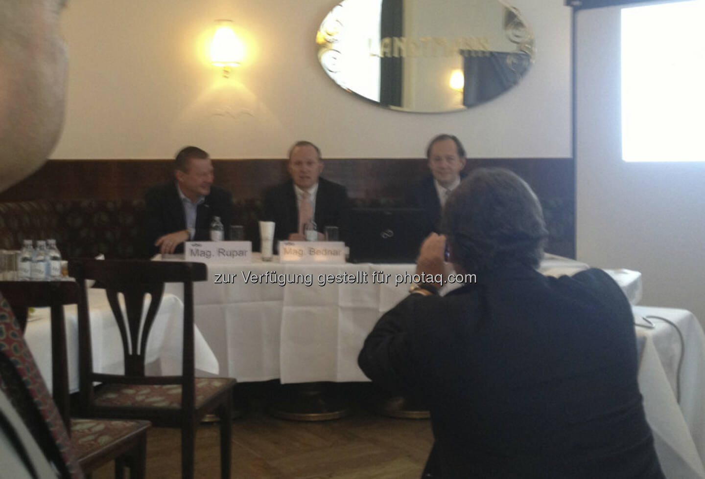 Dietmar Rupar, Heinz Bednar, Berndt May bei der Pressekonferenz Weltfondstag am 19. April (schneller Handyshot)