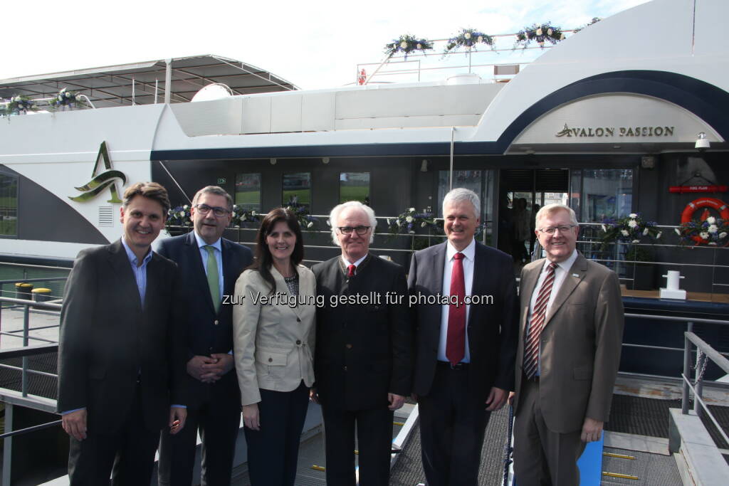 Andreas Winkelhofer (GF OÖ Tourismus), Georg Steiner (Tourismusdirektor Tourismusverband Linz), Petra Riffert (GF WGD Donau OÖ), Manfred Grubauer (Vorsitzender Tourismusverband Linz), Burghart Lell (Director Operations Avalon Waterways), Friedrich Bernhofer (Vorsitzender der WGD Donau OÖ) : Internationale Schiffstaufe in Linz : Kreuzfahrten als wichtiger Wirtschaftsfaktor für Oberösterreich : Fotocredit: eg-media, © Aussendung (14.04.2016) 