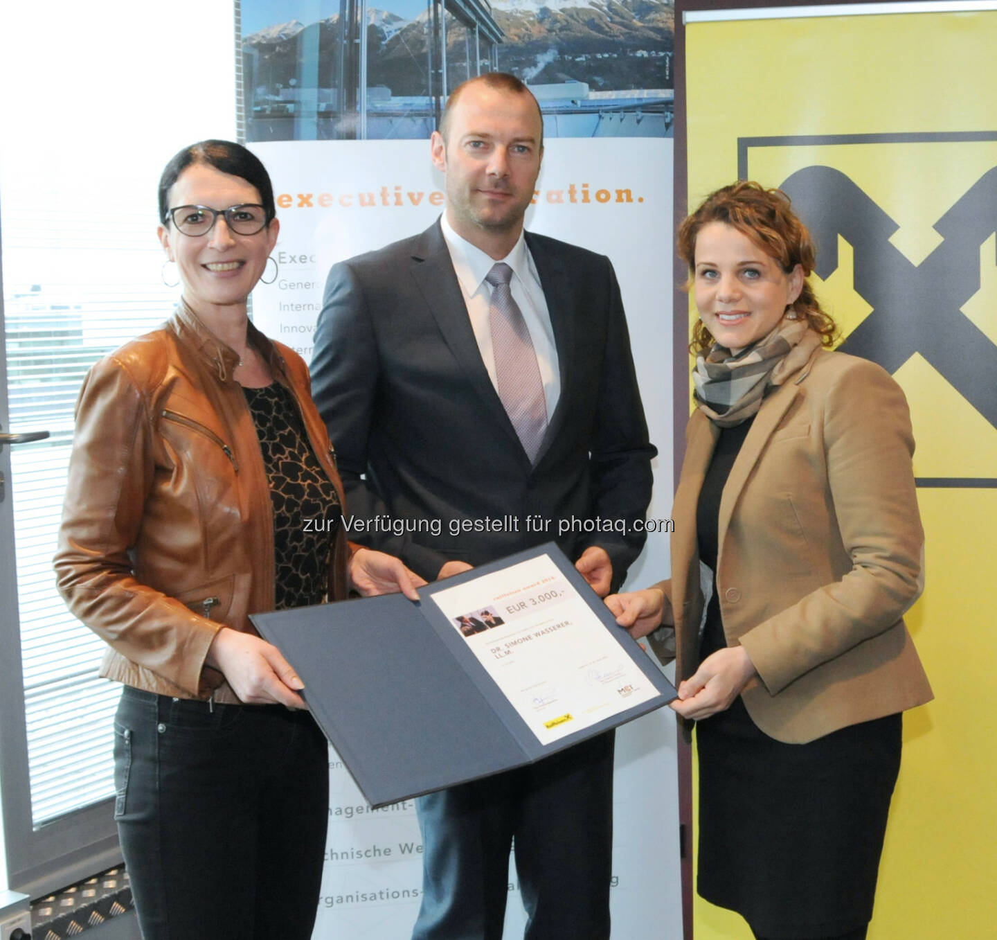 Susanne E. Herzog (Leiterin Executive Education am MCI), Christian Bevelander (Leiter Raiffeisen Kommunikation), Simone Wasserer (Preisträgerin) : Raiffeisen Award am MCI feierlich verliehen : Partnerschaft zwischen dem Management Center Innsbruck und der Raiffeisen-Bankengruppe Tirol findet Ausdruck in einem attraktiven Stipendium : Fotocredit: MCI