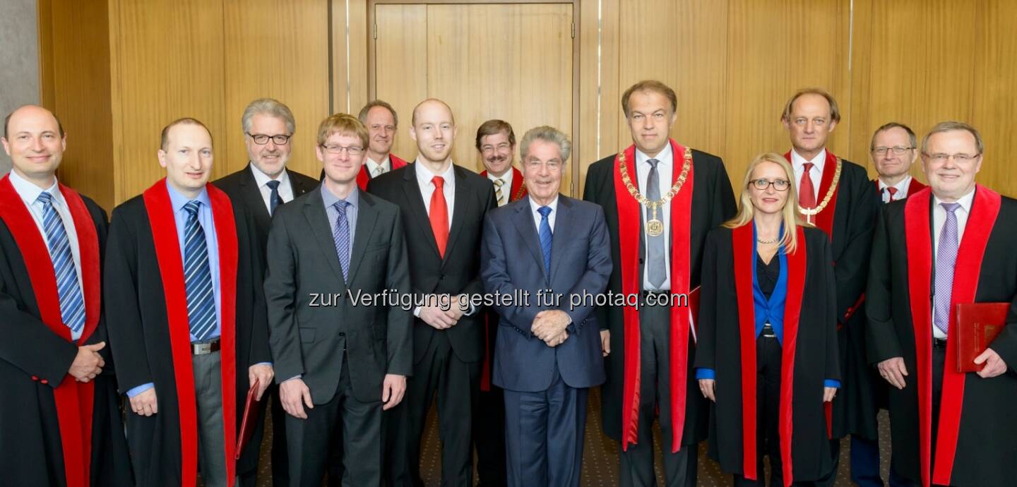 Alexander Egyed (Vizerektor), Johannes Gerstmayr, Walter Aichinger (Primar), Rainer Findenig, Andreas Janko (Vizerektor), Markus Schörgenhumer, Helmut Pernsteiner (Senatsvorsitzender), Heinz Fischer (Bundespräsident), Meinhard Lukas (Rektor), Barbara Romauer (Vizerektorin), Alois Ferscha (Dekan), Johann Bacher (Dekan), Richard Hagelauer (Altrektor) : Sub-Auspiciis-Promotion in Anwesenheit von Bundespräsident Heinz Fischer : Zwei Promovenden der Johannes Kepler Universität Linz wurden geehrt: Rainer Findenig und Markus Schörgenhumer : Fotocredit: JKU/Pullirsch