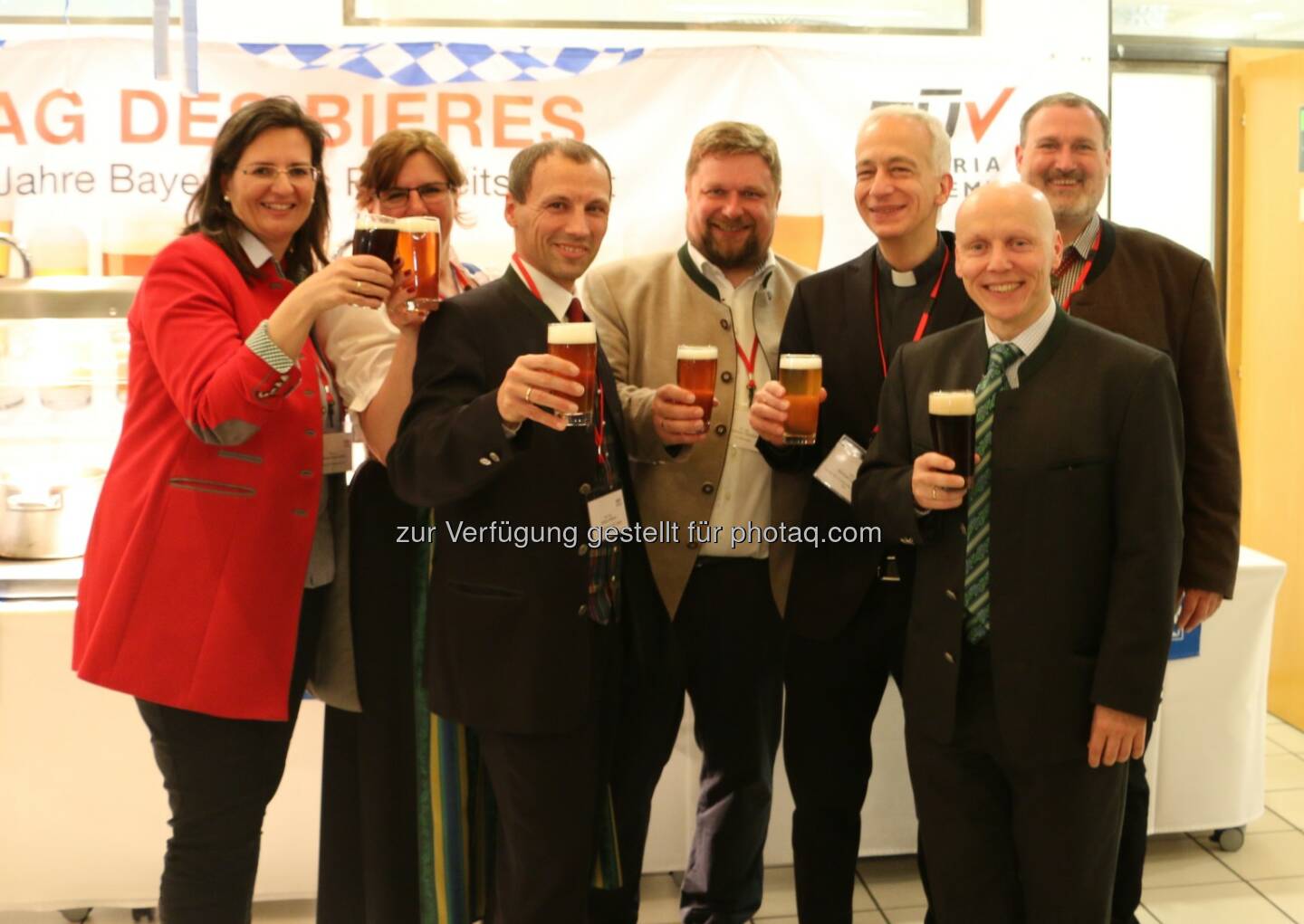 Gabriela Maria Straka (Leiterin Kommunikation, Pressesprecherin und Diplom-Biersommeliere der Brau Union Österreich), Karin Wegenstein (Programmverantwortliche der TÜV Austria Akademie), Stefan Wallner (Geschäftsfeldleiter der TÜV Austria Services), Johannes Tippmann (Leiter der Forschungsbrauerei Weihenstephan), Michael Landau (Präsident der Caritas Österreich), Christian Bayer (GF der TÜV Austria Akademie), Thomas Rochowansky (Prokurist der TÜV Austria Akademie) : TÜV Austria Akademie feierte beim Tag des Bieres die zünftige Kooperation mit der Forschungsbrauerei Weihenstephan und den neuen Akademie-Lehrgang für Schankanlagen : Fotocredit: TÜV Austria Akademie/Nina Munk