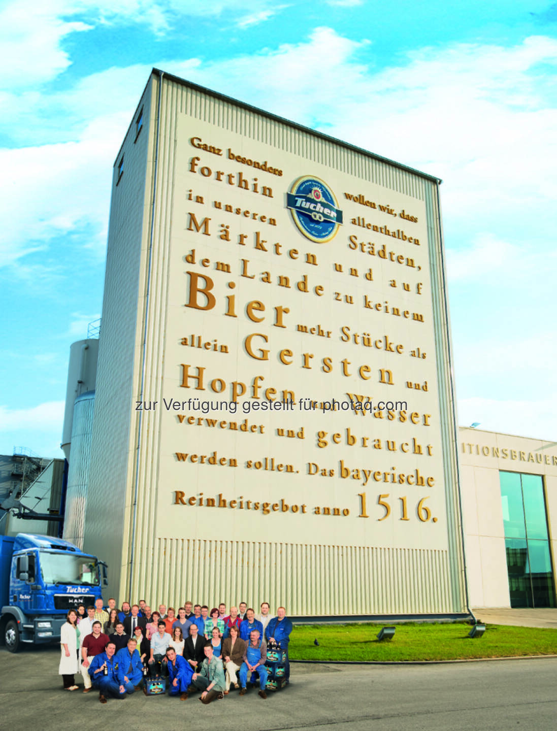 Malzturm der Tucher Traditionsbrauerei : Das größte Reinheitsgebot der Welt findet sich am Malzturm der Tucher Traditionsbrauerei : 227 Quadratmeter misst die Außenwand, die mit goldenen Aluminiumlettern bestückt ist : Das dazugehörige Sudhaus steht übrigens genau auf der Stadtgrenze von Nürnberg und Fürth, so sind die Braumeister ständig zwischen den beiden Städten unterwegs : Fotocredit: Congress- und Tourismus-Zentrale Nürnberg/Traditionsbrauerei Tucher