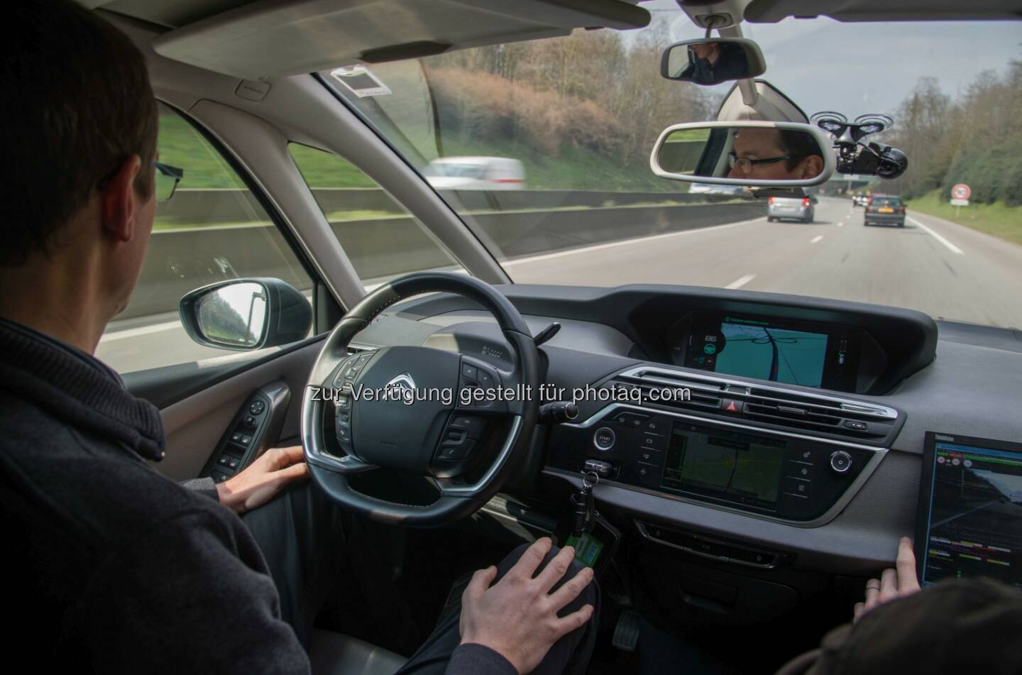 Fahren im Eyes-off-Modus : Im Eyes-off Modus - hochautomatisiert – fahren zwei autonome Fahrzeuge der Groupe PSA von Paris nach Amsterdam : Fotocredit: Groupe PSA