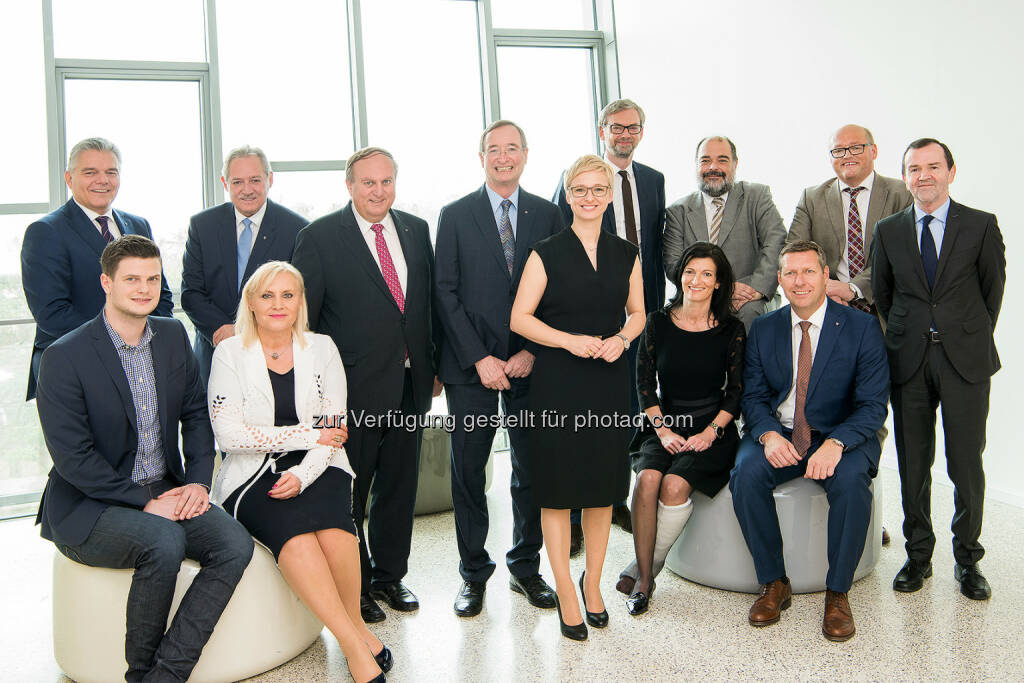 Leo Jindrak (Spartenobmann Gewerbe & Handwerk), Bernhard Aichinger (JW-Vorsitzender), Viktor Sigl (LT-Präsident), Angelika Winzig (NR), Rudolf Trauner (WKOÖ-Präsident), Christoph Leitl (Präsident), Doris Hummer (WB-Landesobfrau, LAbg.), Michael Strugl (Landesrat), Margit Angerlehner (FidW-Landesvorsitzende), Georg Spiegelfeld, Wolfgang Greil (WB-Direktor), Laurenz Pöttinger (WB-Bezirksobmann), Alfred Frauscher (LAbg.) : 23. Landestag mit WBOÖ-Neuwahl in der Linzer Bruckner-Privatuniversität : 98,4 Prozent Zustimmung für Leitl-Nachfolgerin Doris Hummer : Fotocredit: WB/Laresser, © Aussender (17.04.2016) 