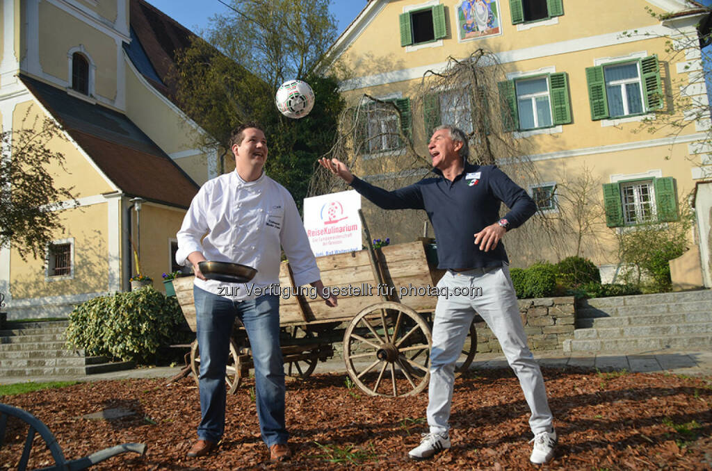 Markus Lengauer (Haubenkoch), Walter Schachner (Fußballlegende)  : Das ReiseKulinarium ist die Europameisterschaft der Genüsse in Bad Waltersdorf : Insgesamt stellen sich 12 Spitzenköche aus Betrieben der 2-Thermenregion mit internationalen Gerichten der Wahl zum „Genuss Europameister 2016“ : Fotocredit: TV Bad Waltersdorf, © Aussender (19.04.2016) 