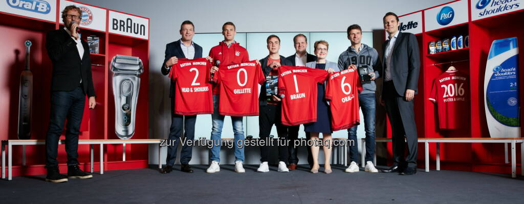 Dieter Nickles, Andreas Jung, Manuel Neuer, Mario Götze, Florian Sieben, Gabriele Hässig (GF Kommunikation bei P&G), Thomas Müller, Jean Gabriel Duveau : Procter & Gamble wird offizieller Partner des FC Bayern München : Fotocredit: Procter & Gamble Germany GmbH & Co Operations oHG/Leopold Fiala, © Aussendung (20.04.2016) 